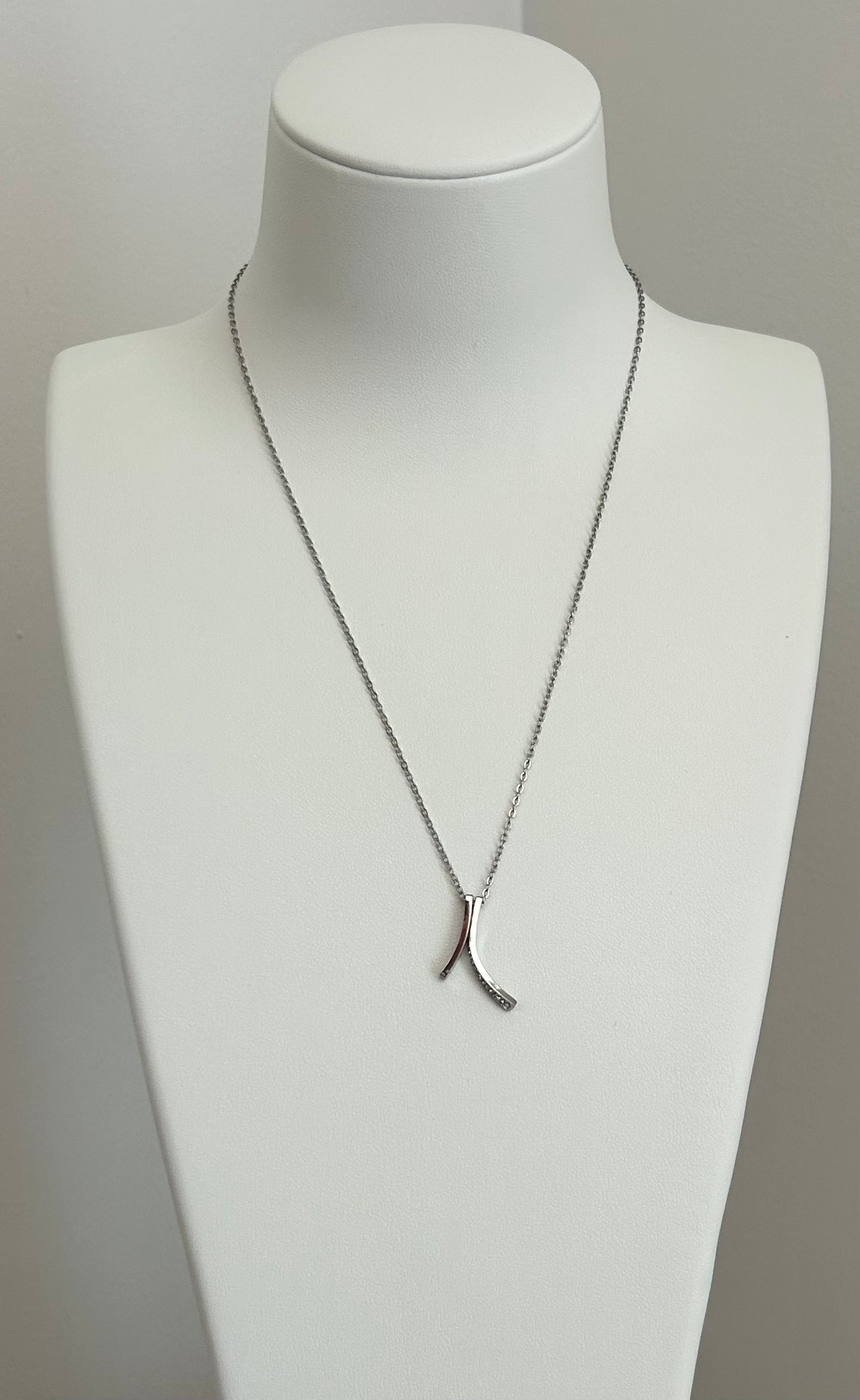 Collier argenté sertie de petit brillant