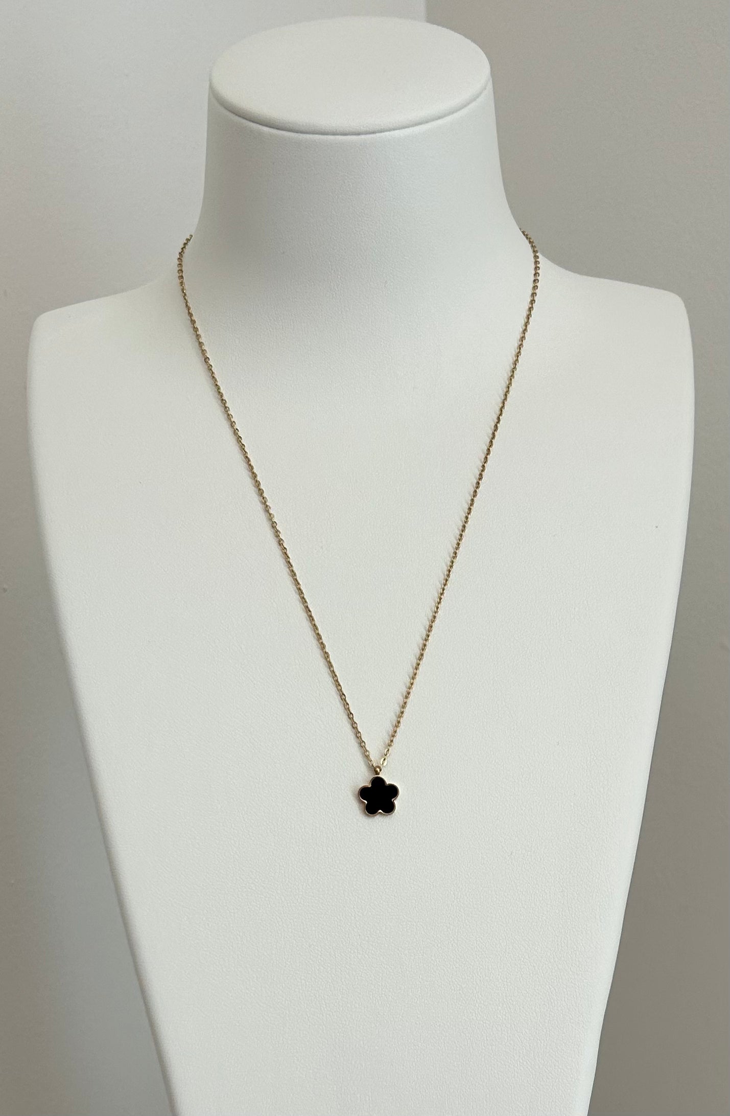 Ensemble collier et bracelet doré et fleurs noir