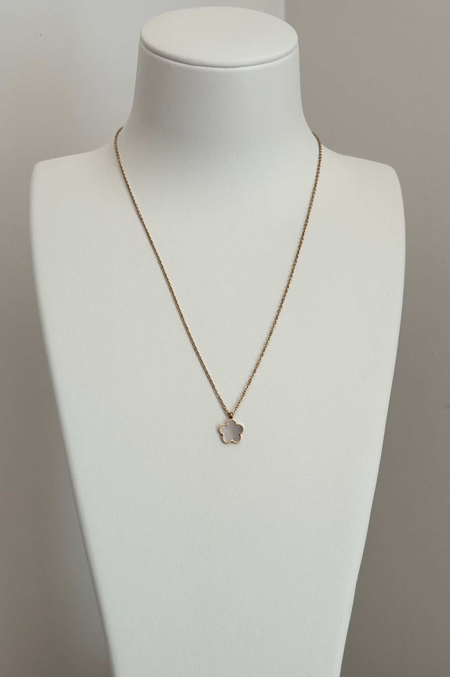 Collier doré avec pendentif fleur nacré