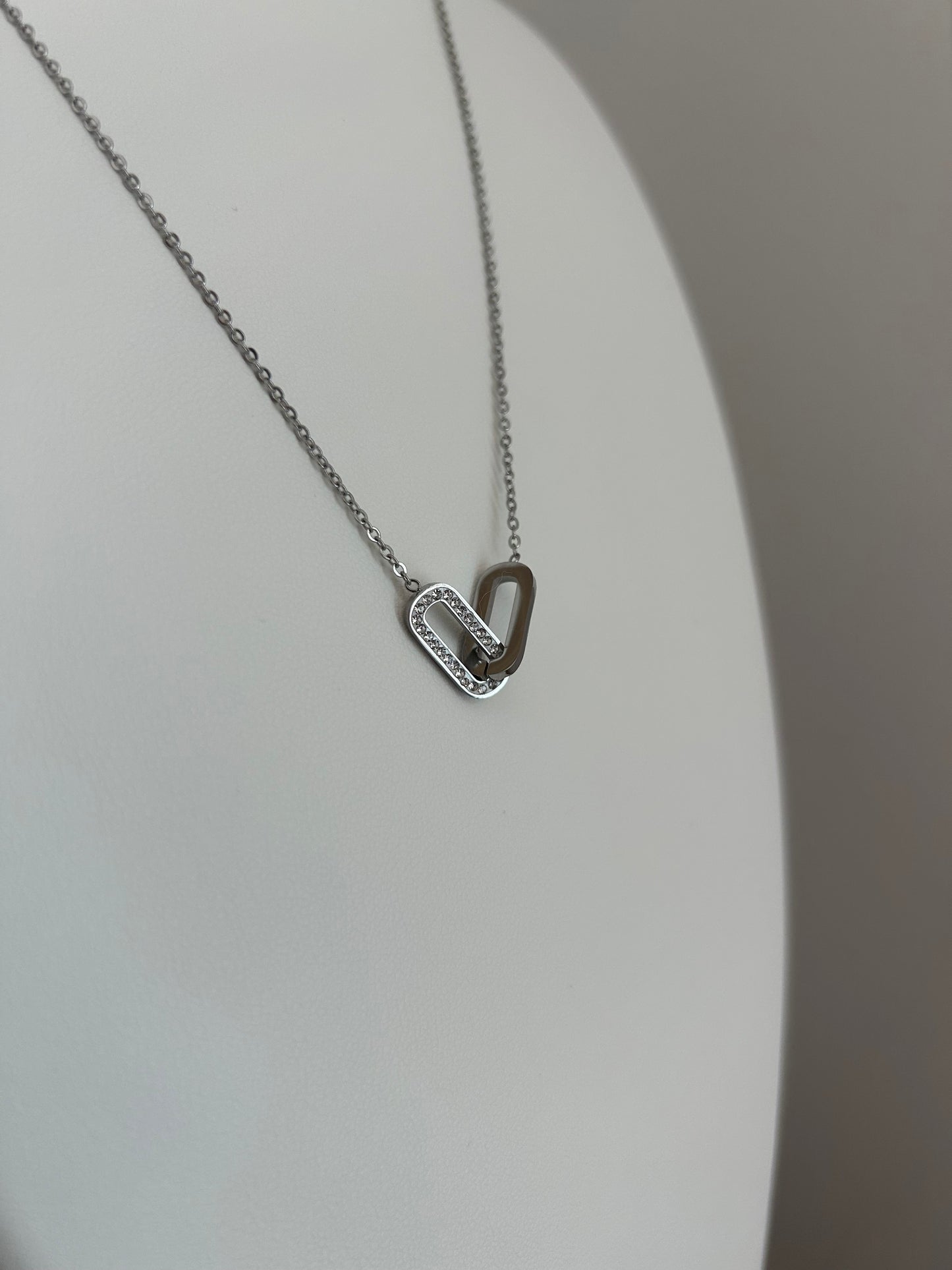 Collier argenté mousqueton strassé