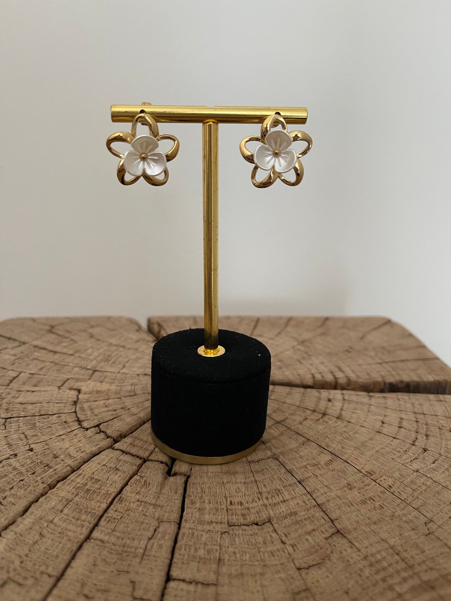 Boucles d'oreilles fleurs doré et nacré