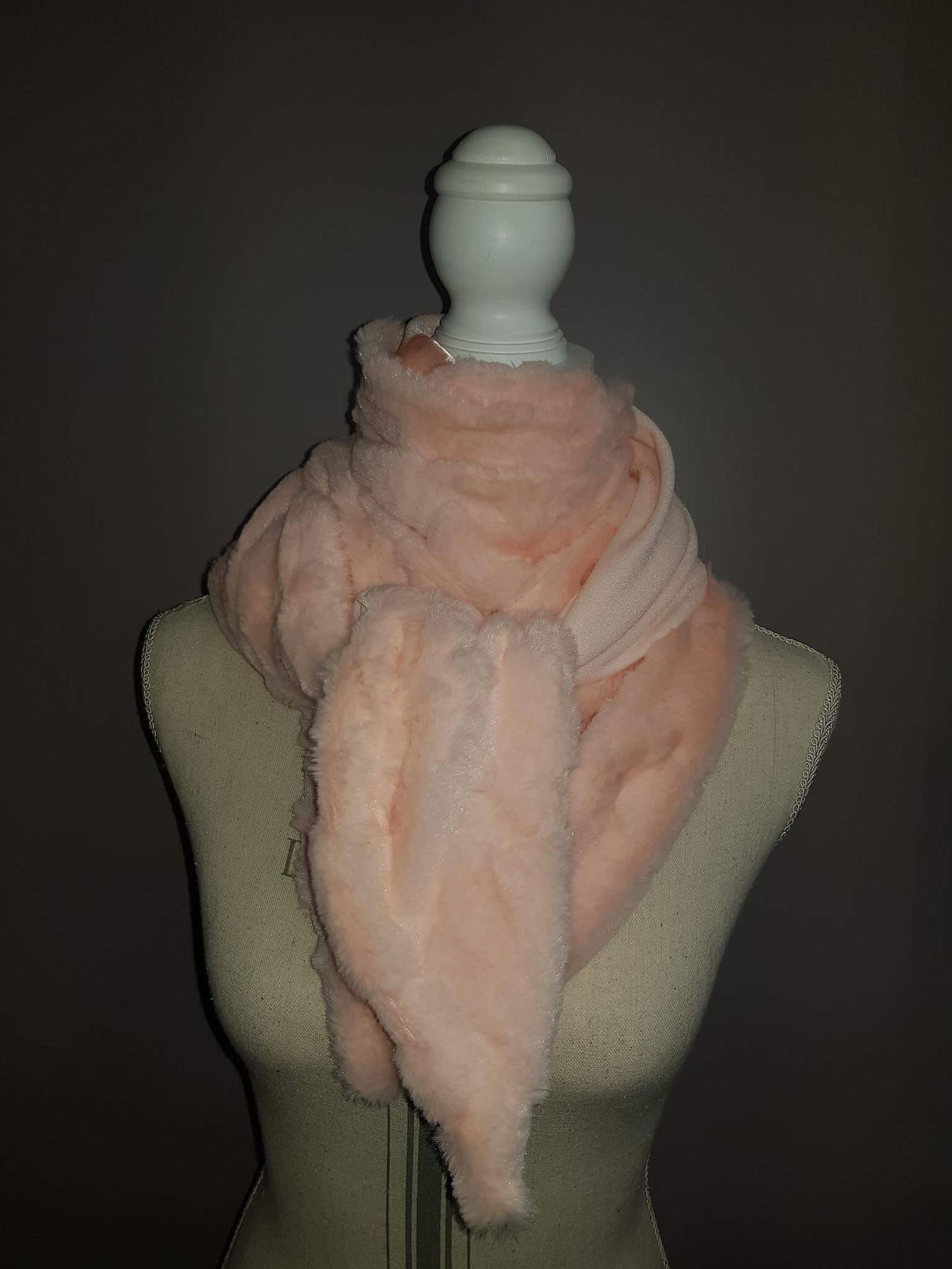 Foulard Réversible Rose Saumon Fausse Fourrure et Mousseline - Modèle Unique Fait Main