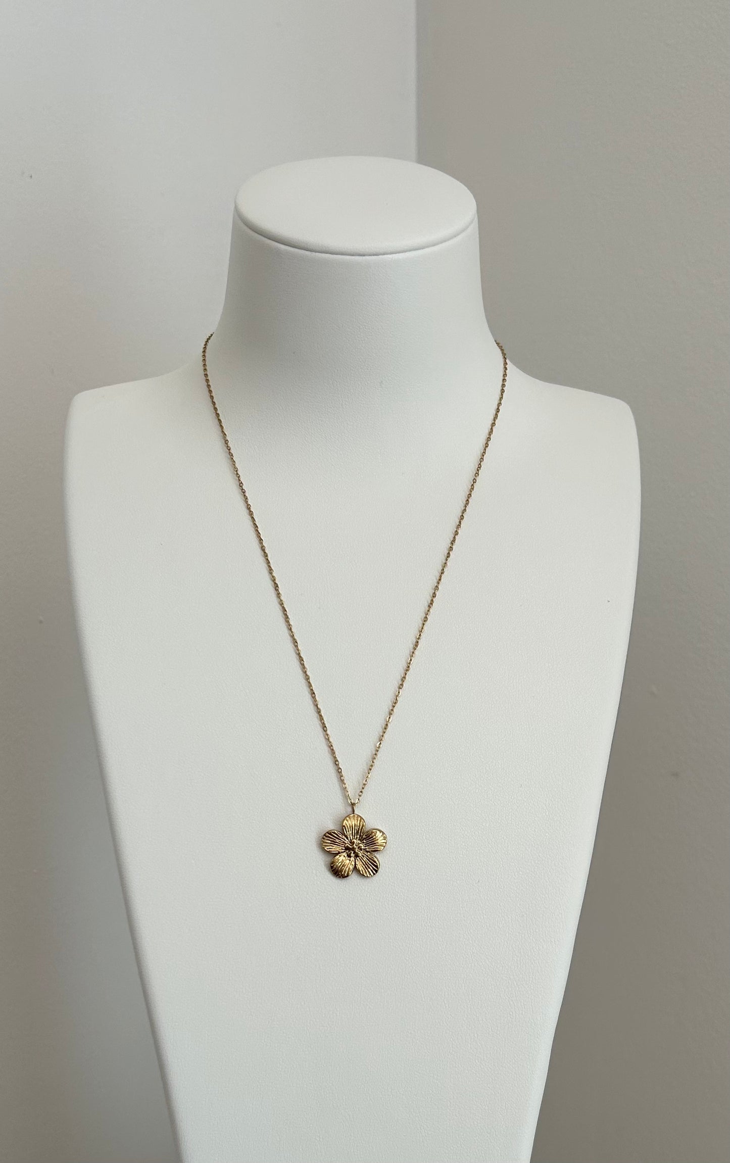 Collier doré avec pendentif fleur