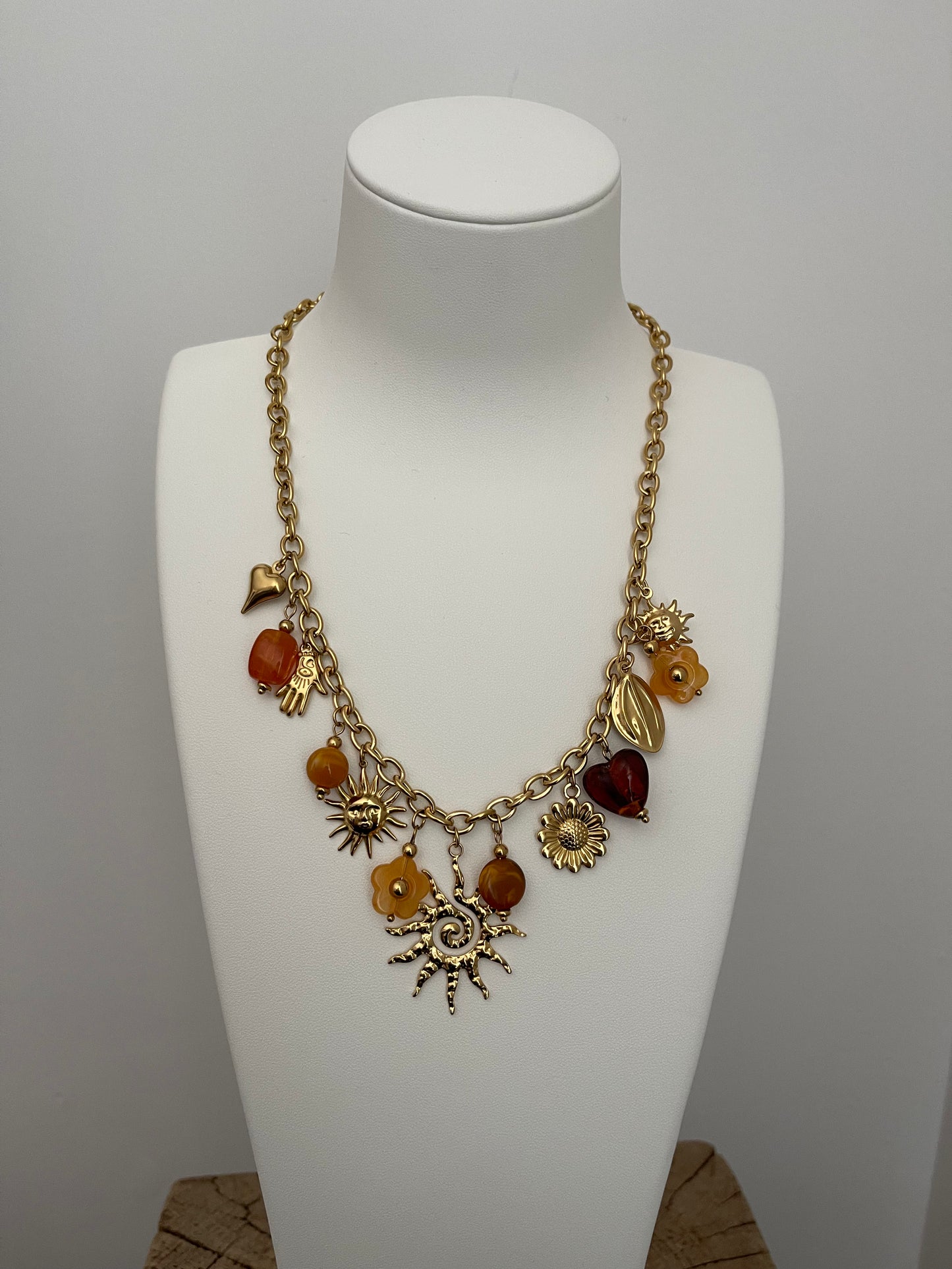 Collier doré à breloques