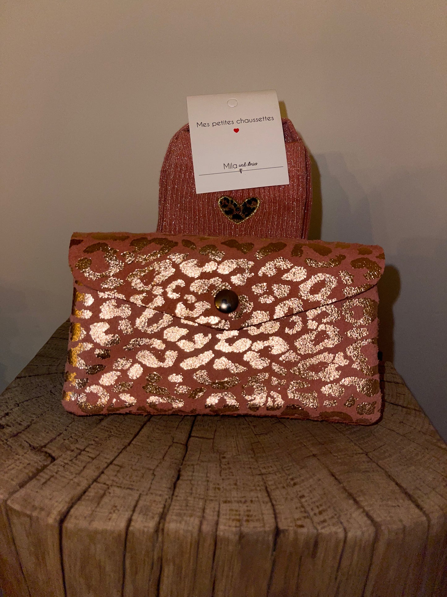 Porte-Feuille Cuir Effet Léopard Doré 🐆✨ avec Chaussettes à Paillettes Rose 🧦💖