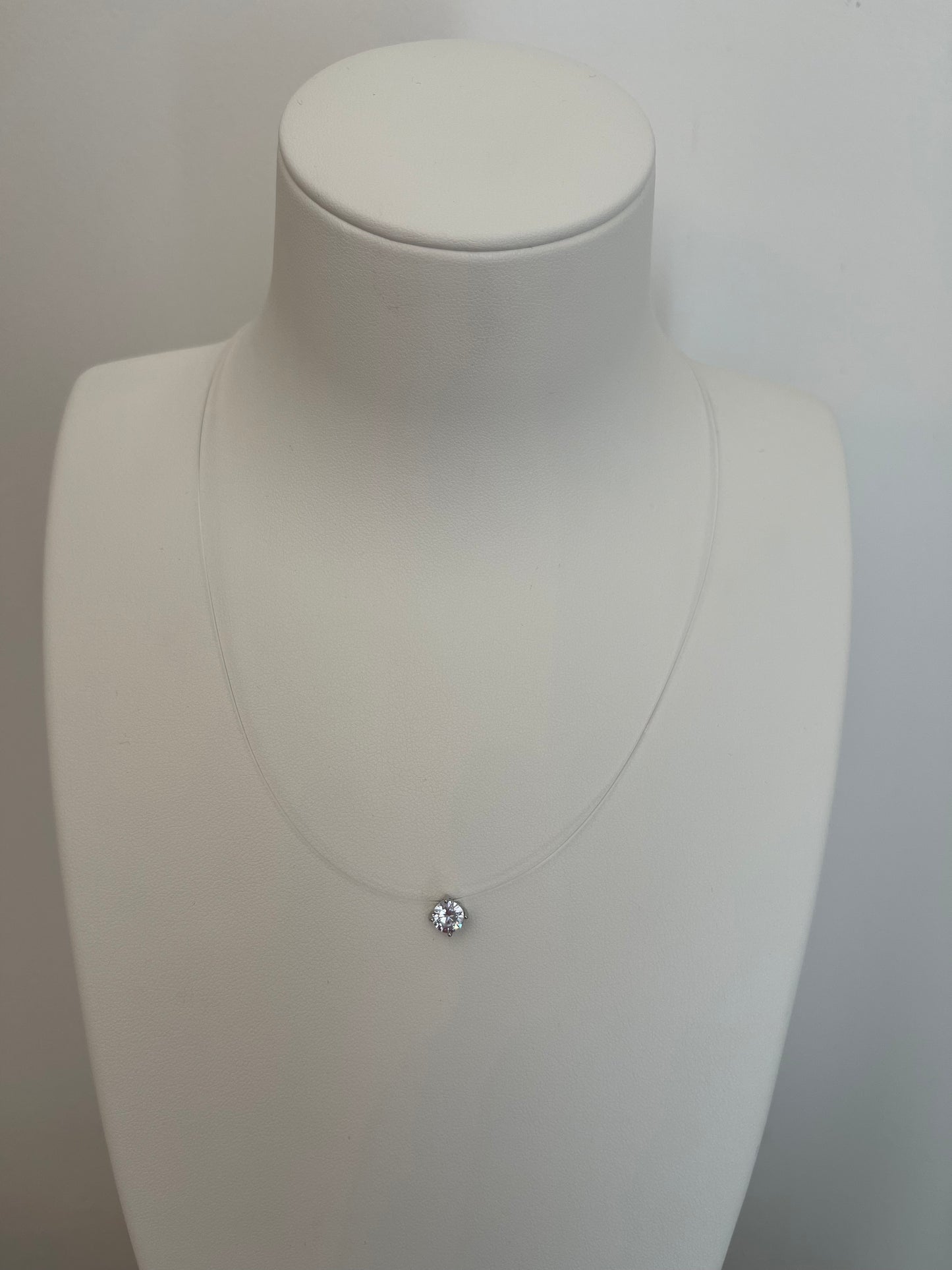 ✨ Collier solitaire sur fil transparent - Effet suspendu argenté