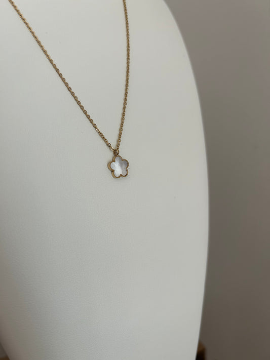 Collier doré avec pendentif fleur nacré