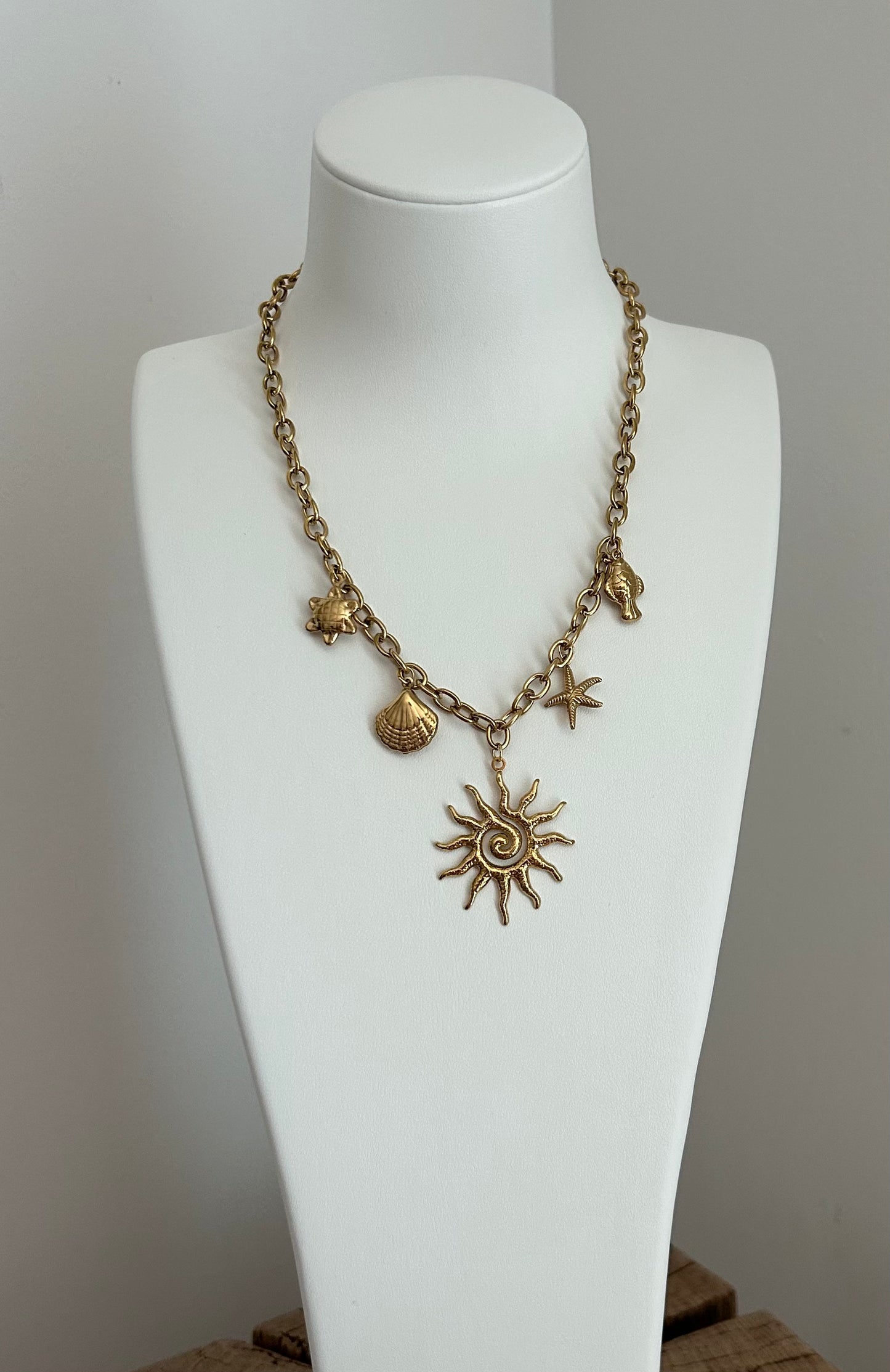 Collier breloques doré