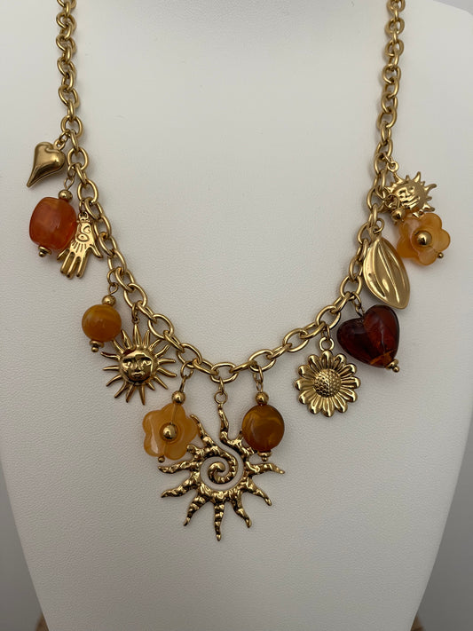 Collier doré à breloques et résine ambre