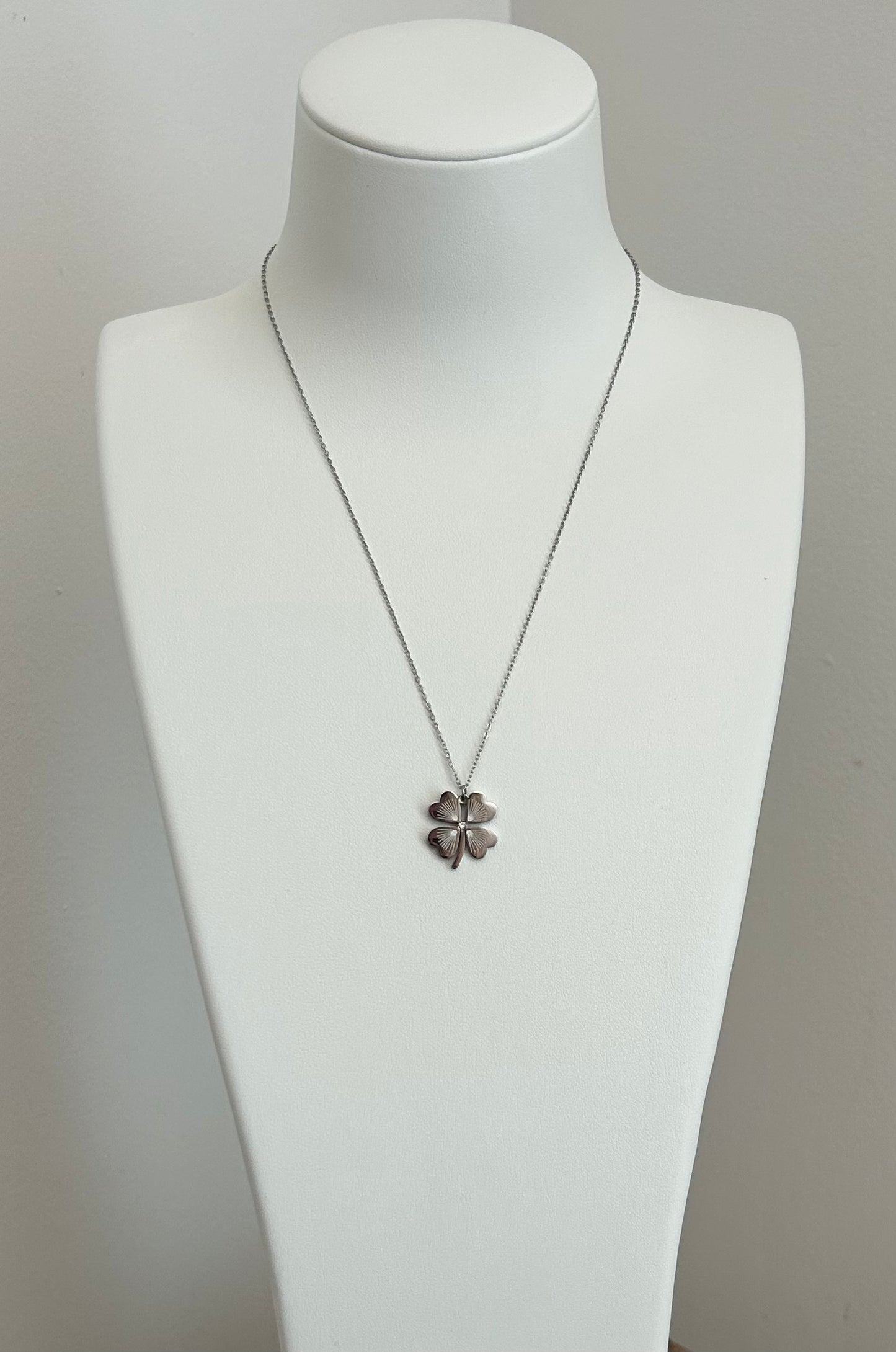 Collier argenté et pendentif trèfle
