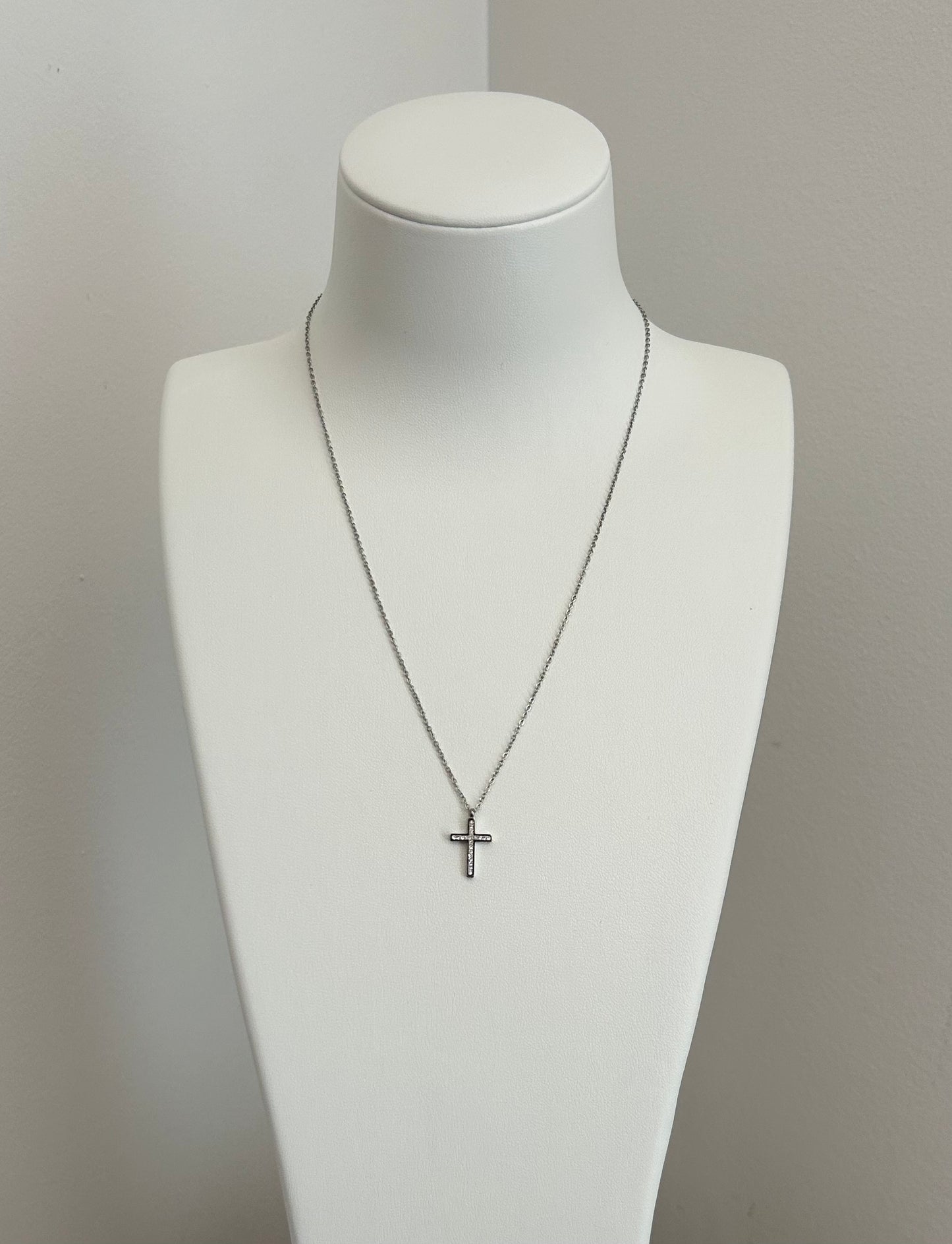 Collier argenté avec pendentif croix