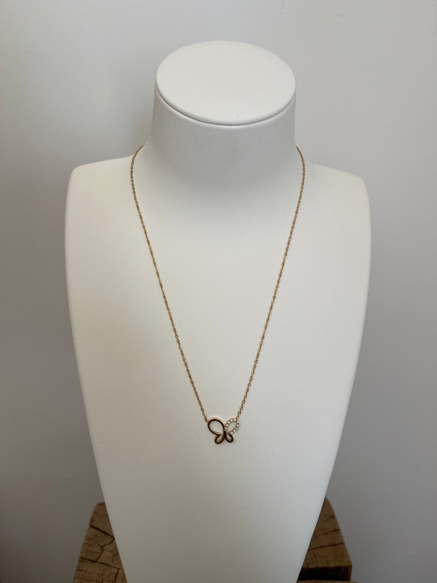 Collier avec pendentif papillon doré