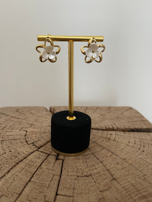 Boucles d'oreilles fleurs doré et nacré