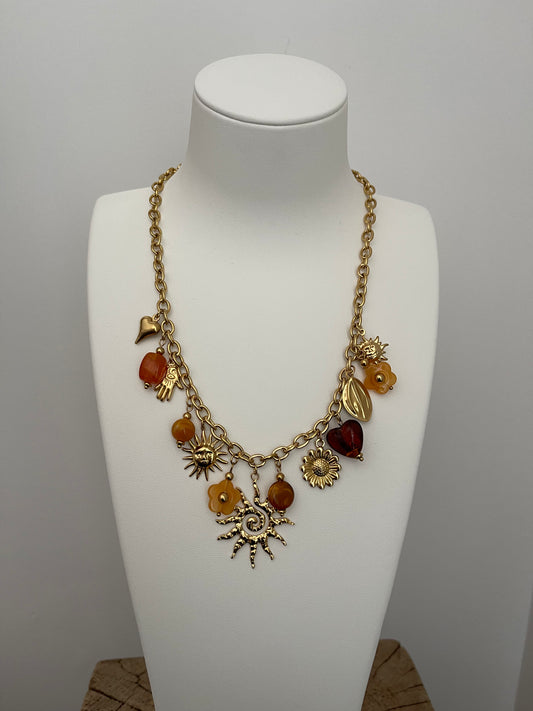 Collier doré à breloques
